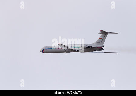 Novosibirsk, Russia - Aprile 3, 2019: Ilyushin IL-62M RA-86559 Rossiya - Volo speciale nel cielo dopo il decollo dall'aeroporto internazionale Tolmac Foto Stock