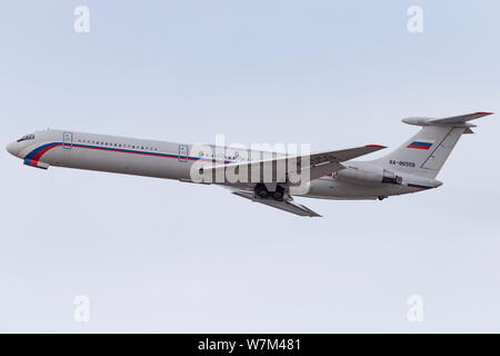 Novosibirsk, Russia - Aprile 3, 2019: Ilyushin IL-62M RA-86559 Rossiya - Volo speciale nel cielo dopo il decollo dall'aeroporto internazionale Tolmac Foto Stock