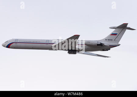 Novosibirsk, Russia - Aprile 3, 2019: Ilyushin IL-62M RA-86559 Rossiya - Volo speciale nel cielo dopo il decollo dall'aeroporto internazionale Tolmac Foto Stock