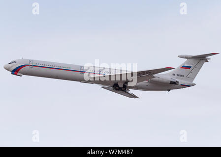 Novosibirsk, Russia - Aprile 3, 2019: Ilyushin IL-62M RA-86559 Rossiya - Volo speciale nel cielo dopo il decollo dall'aeroporto internazionale Tolmac Foto Stock