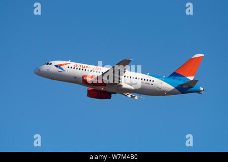 Novosibirsk, Russia - Aprile 8, 2019: Sukhoi Superjet 100-95LR RA-89080 Azimuth di compagnie aeree in cielo dopo il decollo dall'aeroporto internazionale Tolma Foto Stock