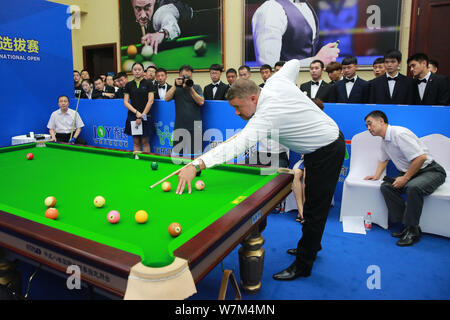 Ritirato Scottish snooker player Stephen Hendry gioca un colpo alla cerimonia di rottura della regione della Cina il qualificatore per 2017 Shijiazhuang 8 Cinese-Bal Foto Stock