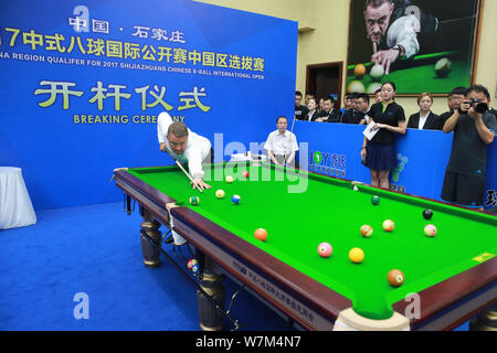 Ritirato Scottish snooker player Stephen Hendry gioca un colpo alla cerimonia di rottura della regione della Cina il qualificatore per 2017 Shijiazhuang 8 Cinese-Bal Foto Stock