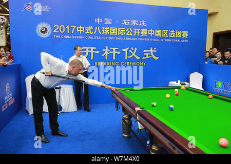 Ritirato Scottish snooker player Stephen Hendry gioca un colpo alla cerimonia di rottura della regione della Cina il qualificatore per 2017 Shijiazhuang 8 Cinese-Bal Foto Stock