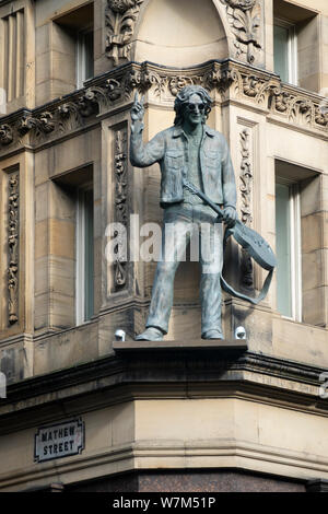 John Lennon statua su una sporgenza del Hard Days Night Hotel in Liverpool Foto Stock