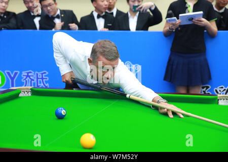 Ritirato Scottish snooker player Stephen Hendry gioca un colpo alla cerimonia di rottura della regione della Cina il qualificatore per 2017 Shijiazhuang 8 Cinese-Bal Foto Stock