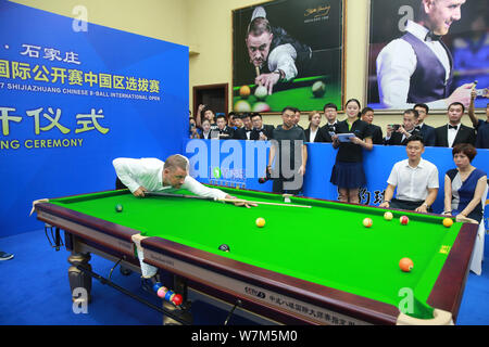 Ritirato Scottish snooker player Stephen Hendry gioca un colpo alla cerimonia di rottura della regione della Cina il qualificatore per 2017 Shijiazhuang 8 Cinese-Bal Foto Stock