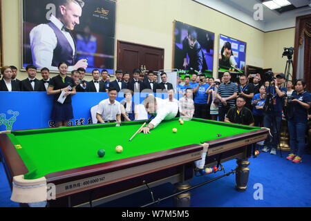 Ritirato Scottish snooker player Stephen Hendry gioca un colpo alla cerimonia di rottura della regione della Cina il qualificatore per 2017 Shijiazhuang 8 Cinese-Bal Foto Stock