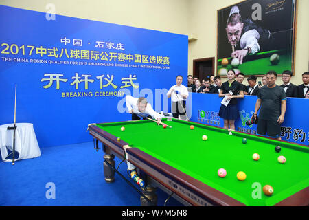 Ritirato Scottish snooker player Stephen Hendry gioca un colpo alla cerimonia di rottura della regione della Cina il qualificatore per 2017 Shijiazhuang 8 Cinese-Bal Foto Stock