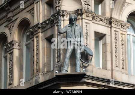 John Lennon statua su una sporgenza del Hard Days Night Hotel in Liverpool Foto Stock