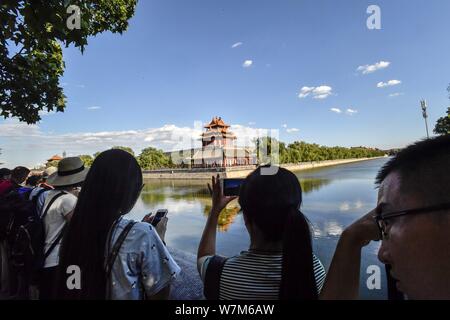 Gli appassionati di fotografia scattare foto della torretta presso il Museo del Palazzo, conosciuta anche come la Città Proibita, in una giornata limpida a Pechino in Cina, 6 agosto Foto Stock