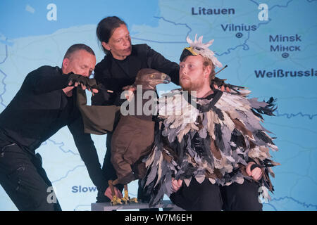 Greifswald (Germania). 01 Ago, 2019. I burattinai Heiki Ikkola (l-r), Sabine Köhler e il baritono Lars Grünwoldt sono in piedi in una scena di prove 'Die Schreiadleroper' sulla fase di prove nel teatro Greifswald. La premiere del opera avrà luogo il 10.08.2019 nell'Vogelpark Marlow. (Per dpa: "Lesser Spotted Eagle come Star dell'Opera: Premiere mondiale nel Parco degli Uccelli") Credito: Stefan Sauer/dpa-Zentralbild/dpa/Alamy Live News Foto Stock