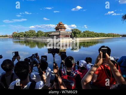 Gli appassionati di fotografia scattare foto della torretta presso il Museo del Palazzo, conosciuta anche come la Città Proibita, in una giornata limpida a Pechino in Cina, 6 agosto Foto Stock