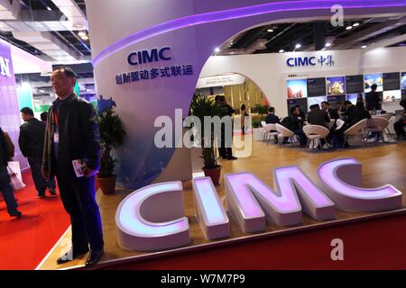 --FILE -- la gente visita lo stand della CIMC (China International Marine Containers (Gruppo) Ltd.) durante una mostra a Shanghai in Cina, 22 marzo 2016. Foto Stock