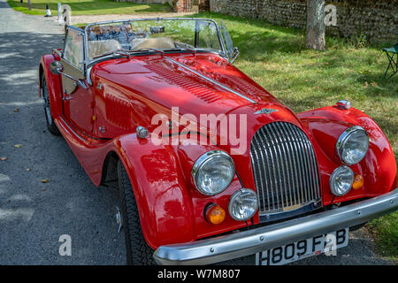 La fine del font di un canto costruito Morgan auto sportiva, un British Classic, parcheggiato fino nella pittoresca cittadina di Heydon in Norfolk Foto Stock