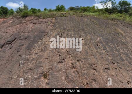 Vista di orme di dinosauri di sauropod dinosaurs dagli inizi del Giurassico in città Maotai, Zunyi city, a sud-ovest della Cina di Guizhou, 21 Au Foto Stock