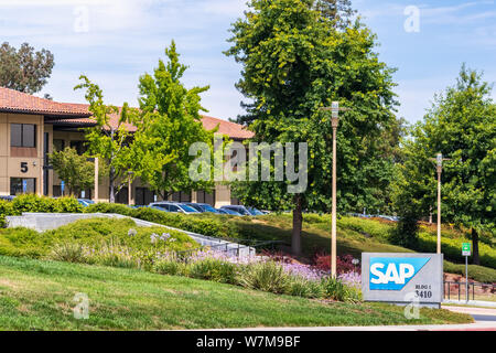 Agosto 5, 2019 Palo Alto / CA / STATI UNITI D'AMERICA - SAP office campus si trova nella Silicon Valley; SAP SE è una multinazionale tedesca software corporation che si sviluppa Foto Stock