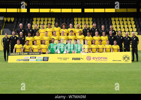 06 agosto 2019, la Renania settentrionale-Vestfalia, Dortmund: Calcio, Bundesliga: foto del team del Borussia Dortmund. Fila posteriore da sinistra a destra: Dortmund Graefen Frank, Olaf Wehmer, Markus Braun, Julian Weigl, Mats Hummels, Dan-Axl Zagadou, Axel Witsel, Marius Wolf, Ömer Toprak, Mathias Kolodziej, Johannes Wieber, Florian Wangler, Andreas Beck. Fila centrale da sinistra a destra: Swantje Thomssen, Thorben Voeste, Thomas Zetzmann, Mahmoud Dahoud, Nico Schulz, Marco Reus, Lukasz Piszczek, Julian Brandt, Leonardo Balerdi, Manuel Akanji, Achraf Hakimi, Jacob Bruun Larsen, Thomas Delaney, Matthias Kleinsteiber, E Foto Stock