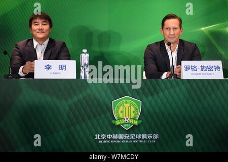 Manager del calcio tedesco Roger Schmidt, a destra il nuovo-nominato capo allenatore della Cina Pechino Guoan Sinobo F.C., partecipa a una conferenza stampa a Pechino Foto Stock