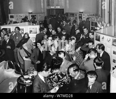 WALT DISNEY BAMBI NEW YORK World Premiere 13 agosto 1942 animazione mostra illustrazioni in Radio City Music Hall movie theater / cinema foyer Walt Disney Productions / RKO Radio Pictures Foto Stock