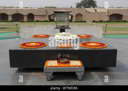 Tomba di Mahatma Gandhi, Ashes sepolto a Raj Ghat, Nuova Delhi, India Foto Stock