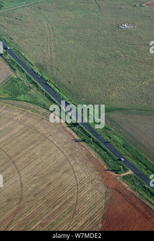 Foto aerea di una autostrada tra aziende agricole, Drakensberg, Sud Africa Foto Stock