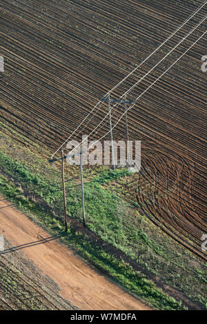 Foto aerea di alimentazione / linee telefoniche su una fattoria, Drakensberg, Sud Africa Foto Stock