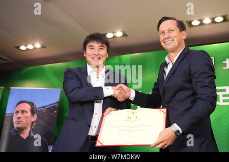 Manager del calcio tedesco Roger Schmidt, a destra il nuovo-nominato capo allenatore della Cina Pechino Guoan Sinobo F.C., partecipa a una conferenza stampa a Pechino Foto Stock