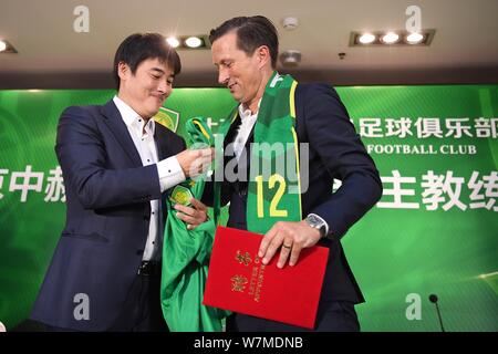 Manager del calcio tedesco Roger Schmidt, a destra il nuovo-nominato capo allenatore della Cina Pechino Guoan Sinobo F.C., partecipa a una conferenza stampa a Pechino Foto Stock