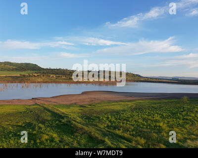 Vista aerea di un paesaggio erboso e il lago, Drakensberg, Sud Africa Foto Stock