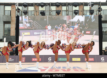 Un tifo squad esegue durante la cerimonia di apertura del "5 business elite basket NBA game 5v5'' nella città di Chengdu, a sud-ovest della Cina di Sichuan pro Foto Stock