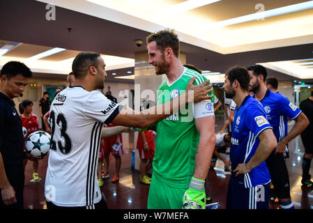 Il gioco del calcio turco player Cenk Tosun di Besiktas J.K., sinistra, interagisce con portiere tedesco Ralf Fahrmann di FC Schalke 04 prima di un amichevole ma di calcio Foto Stock