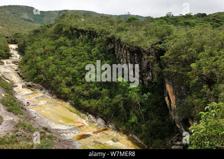 Santo Antonio parete e salto sul fiume Ibitipoca parco statale, comune di Minas Gerais, Brasile sudorientale, febbraio 2012. Foto Stock