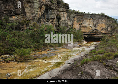 Santo Antonio parete / Paredao de Santo Antonio e salto sul fiume presso stato Ibitipoca Park, comune di Minas Gerais, Brasile sudorientale, febbraio 2012. Foto Stock