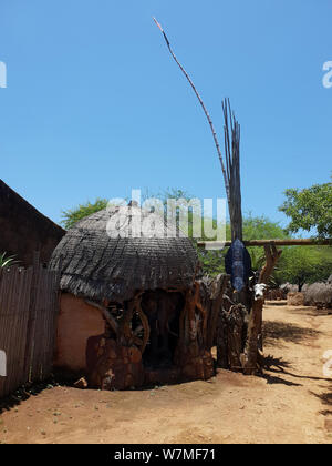 Ingresso al villaggio Zulu a Zulu Shakaland Villaggio Culturale, di Eshowe, Kwazulu Natal, Sud Africa Foto Stock