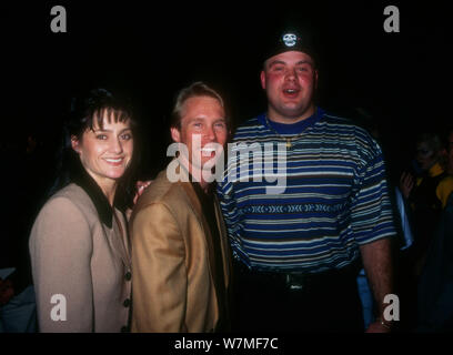 Las Vegas, Nevada, STATI UNITI D'AMERICA 22 ottobre 1994 (esclusiva) atleti olimpionici Nadia Comaneci e Bart Conner pongono a scattare una foto e Olimpiadi 1984 10 anno reunion dei ginnasti in ottobre 22, 1994 a Las Vegas, Nevada, USA. Foto di Barry re/Alamy Stock Photo Foto Stock