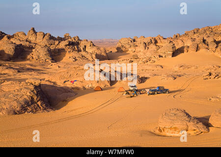 Il Camp nel deserto pietroso, Tassili Maridet, Libia, Sahara, Nord Africa, Dicembre 2007 Foto Stock