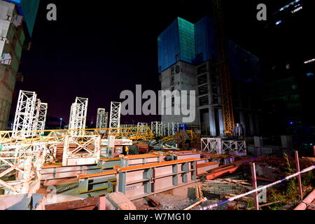 La Deforma struttura in acciaio di un crollato gru a torre è visto in un cantiere nel distretto di Haizhu nella città di Guangzhou, a sud della Cina di Guangdo Foto Stock