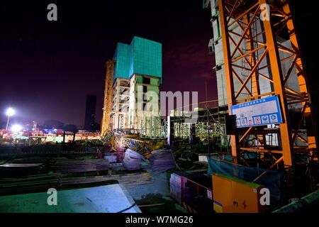 La Deforma struttura in acciaio di un crollato gru a torre è visto in un cantiere nel distretto di Haizhu nella città di Guangzhou, a sud della Cina di Guangdo Foto Stock