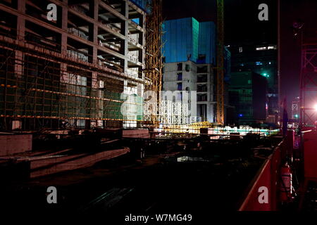 La Deforma struttura in acciaio di un crollato gru a torre è visto in un cantiere nel distretto di Haizhu nella città di Guangzhou, a sud della Cina di Guangdo Foto Stock