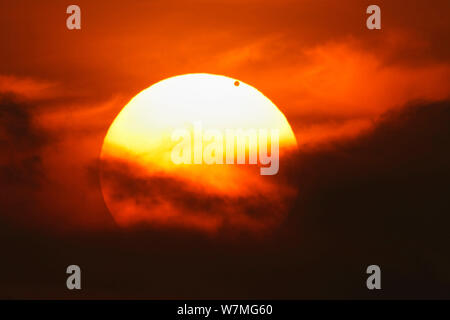 Il transito del pianeta Venere acros Sun, immagine presa da Barcellona, Spagna, 06.36, 6 giugno 2012. Foto Stock