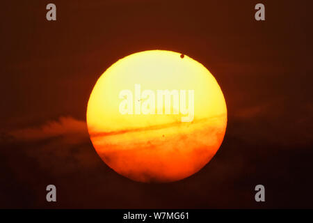 Il transito del pianeta Venere acros Sun, immagine presa da Barcellona, Spagna, 06.38, 6 giugno 2012. Foto Stock