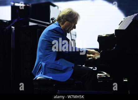 Pianista francese Richard Clayderman esegue presso il suo quarantesimo anniversario festeggiato in concerto in Qingyan antica città, Guiyang city, a sud-ovest della Cina di Guizhou, Foto Stock