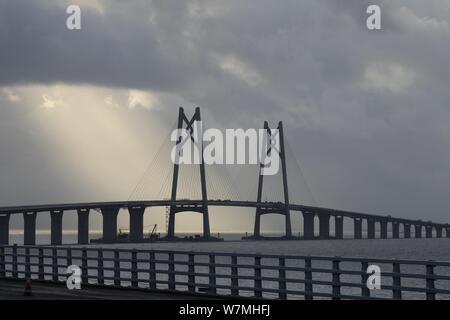 Vista la più lunga del mondo cross-ponte di mare, Hong Kong-Zhuhai-ponte di Macao a Zhuhai city, a sud della Cina di provincia di Guangdong, 7 luglio 2017. Il principale Foto Stock