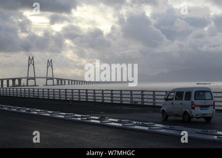 Vista la più lunga del mondo cross-ponte di mare, Hong Kong-Zhuhai-ponte di Macao a Zhuhai city, a sud della Cina di provincia di Guangdong, 7 luglio 2017. Il principale Foto Stock