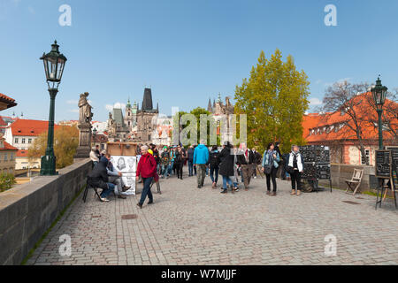 Praga, Repubblica Ceca - 30 Aprile 2017: i turisti a piedi sul Ponte Carlo sulla Moldava a Praga Città Vecchia a giornata di sole Foto Stock