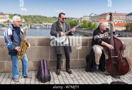 Praga, Repubblica Ceca - 30 Aprile 2017: band di musicisti di strada gioca per turisti sul Ponte Carlo a Praga Foto Stock