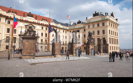 Praga, Repubblica Ceca - 1 Maggio 2017: Matthias porta del castello di Praga. Essa è la sede ufficiale del Presidente della Repubblica ceca. Peopl ordinario Foto Stock