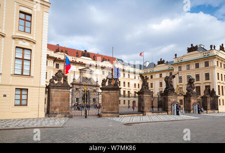 Praga, Repubblica Ceca - 1 Maggio 2017: il Castello di Praga, Matthias Gate con le protezioni. Essa è la sede ufficiale del Presidente della Repubblica ceca. Ordi Foto Stock