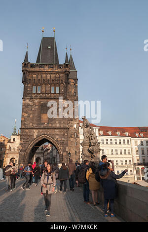 Praga, Repubblica Ceca - 1 Maggio 2017: i turisti a piedi sul Ponte Carlo sulla Moldava in Prague Old Town Foto Stock